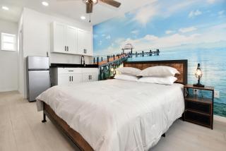 Studio Suite Queen Bed Kitchen Walk In Shower #5 - Daytona Beach Shores - 7
