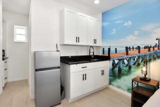 Studio Suite Queen Bed Kitchen Walk In Shower #5 - Daytona Beach Shores - 3