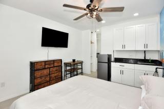 Studio Suite Queen Bed Kitchen Walk In Shower #5 - Daytona Beach Shores - 5