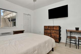 Studio Suite Queen Bed Kitchen Walk In Shower #5 - Daytona Beach Shores - 6