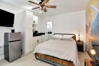 Daytona Studio Suite Queen Bed Walk In Shower #3 - Daytona Beach Shores - 6