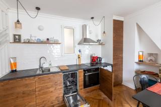 Appartement contemporain rénové dans le centre de Paris - 1