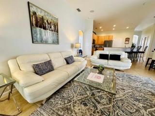 Beautiful 5 Bed Family Pool Home with Game Room-618NHD - Davenport - 0