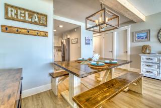 Beach House Condominiums C301 - Beachfront with Pool, WiFi, & Beach Service - Destin - 1