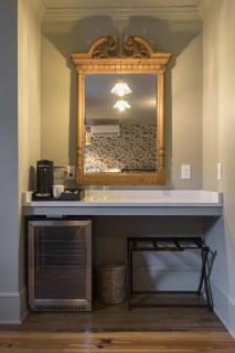 Historic B&B Veranda King Suite Walk to King - 7