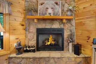 Blue Line Vista - Private Cabin Ellijay GA - Hot Tub, Game Room, Fire Pit, Private Balcony, Outdoor Dining - Ellijay, GA - 4