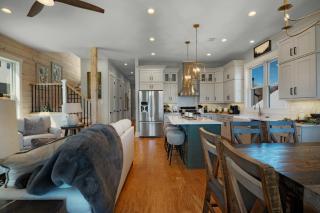 The Downtown Sanctuary - Downtown Blue Ridge GA - Explore downtown Blue Ridge in comfort and style in this luxury home minutes t - Blue Ridge - 2