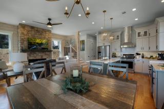 The Downtown Sanctuary - Downtown Blue Ridge GA - Explore downtown Blue Ridge in comfort and style in this luxury home minutes t - Blue Ridge - 1