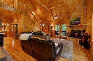 Escape to Dream Catcher - Enjoy cozy accommodations, and a variety of entertainment options including a hot tub, game room, and - Blue Ridge - 8