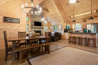 BeauJax Cabin - Pet friendly, hot tub, game room, fireplaces, outdoor fire pit, gas grill - Blue Ridge, GA - Blue Ridge - 6