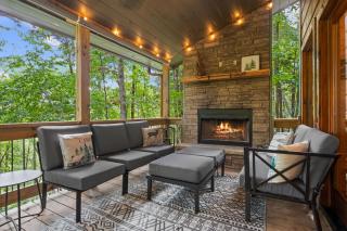 BeauJax Cabin - Pet friendly, hot tub, game room, fireplaces, outdoor fire pit, gas grill - Blue Ridge, GA - Blue Ridge - 0