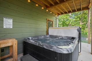 BeauJax Cabin - Pet friendly, hot tub, game room, fireplaces, outdoor fire pit, gas grill - Blue Ridge, GA - Blue Ridge - 8
