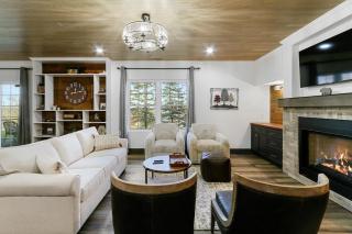 Stunning and Spacious Lookout Lodge -Floor-Ceiling Windows - Fireplace - Tree Views - Lake Geneva - 9