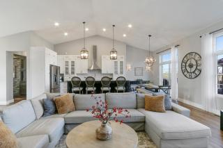 Stunning and Spacious Lookout Lodge -Floor-Ceiling Windows - Fireplace - Tree Views - Lake Geneva - 4