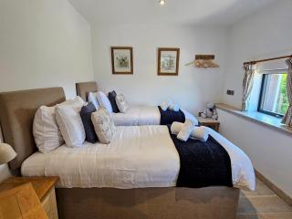 Beautiful Views Historic 16th Cent Barn Conversion - Pass the Keys - 3