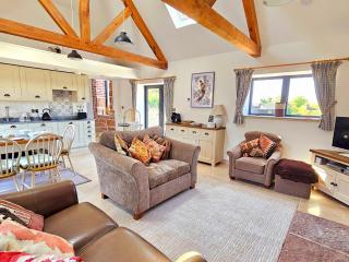 Beautiful Views Historic 16th Cent Barn Conversion Pass the Keys - 1