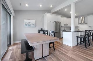Renovated Abbey Villa Getaway - Patio - Pool View - Short Walk to the Water - Gas Fireplace - King Master - Lake Geneva - 9