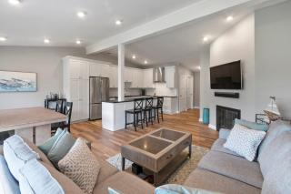 Renovated Abbey Villa Getaway - Patio - Pool View - Short Walk to the Water - Gas Fireplace - King Master - Lake Geneva - 6