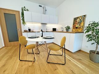 New studio, King bed, Free parking, Terrace - Prague - 8