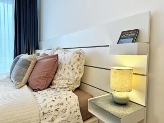 New studio, King bed, Free parking, Terrace - Prague - 1