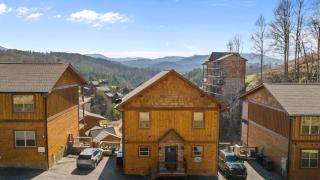 Shangri La Vista A 5 bedroom Cabin with Stunning Mountain Views - 9