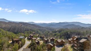 Shangri La Vista A 5 bedroom Cabin with Stunning Mountain Views - 8