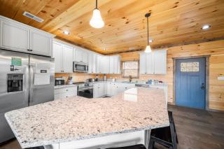 Shangri La Vista A 5 bedroom Cabin with Stunning Mountain Views - 4