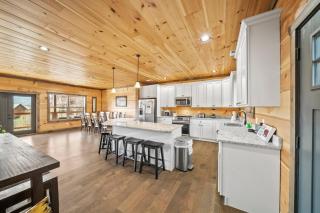 Shangri La Vista A 5 bedroom Cabin with Stunning Mountain Views - 1