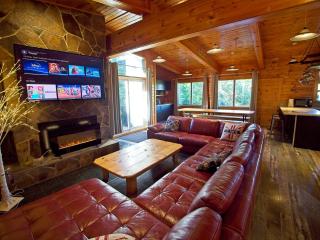 Gateside Chalets Modern Rustic 6-Bedroom with Hot Tub, Near the Village - 0