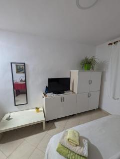 Zhizelle Xhamllik'Apartment - Tirana - 8