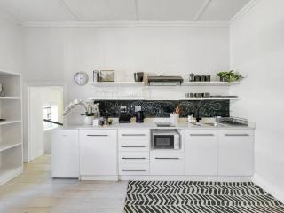 Classy and Newly Renovated Studio in Observatory - 9