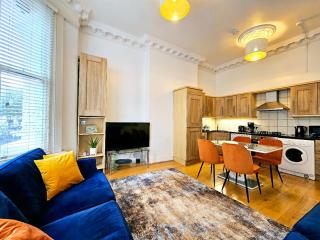 Lovely Ground Floor Home with High Ceiling and a Private Garden by Earl's Court Station - Londra - 9