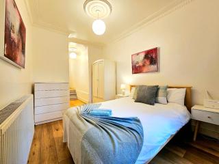 Lovely Ground Floor Home with High Ceiling and a Private Garden with Deck by Earl's Court Station - 7