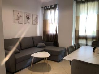 Tirent Apartment - Comfortable 1-Bedroom Stay in Fresku - Tirana - 0