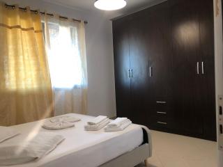 Tirent Apartment - Comfortable 1-Bedroom Stay in Fresku - Tirana - 8