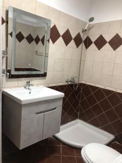 Tirent Apartment - Comfortable 1-Bedroom Stay in Fresku - Tirana - 7