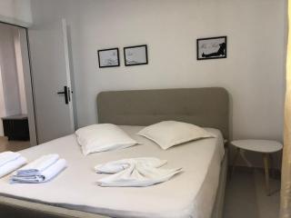 Tirent Apartment - Comfortable 1-Bedroom Stay in Fresku - Tirana - 6