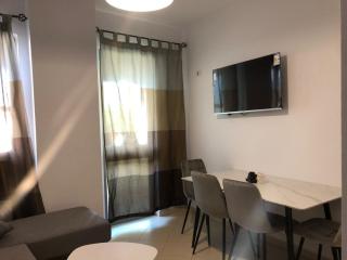 Tirent Apartment - Comfortable 1-Bedroom Stay in Fresku - Tirana - 4