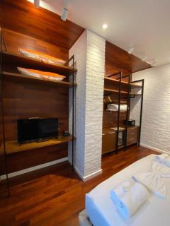 Crown Boutique Hotel - 1