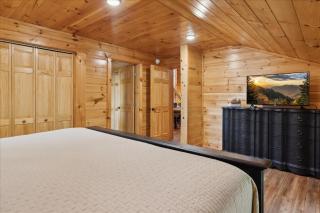 Hot Tub Fire Pit Game Room Theater Easy Access Sleeps 12 - Black Bear Lodge - 2