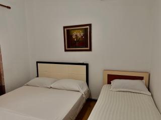 Grand House Rooms - Tirana - 8
