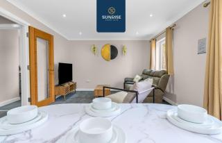 L2 - Stunning 4 Bed House with 6 Beds and 3 bathrooms, TVs in each room, Free Parking, Fully Equipped, Local Amenities, Easy Ring Road Access, Special Rates, INVOICE and REDUCED PRICE only via SUNRISE SHORT LETS Dundee - 7