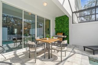 Upstay - Modern Family Townhouse w Private Pool - 2
