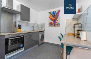 Law 4, Private Parking lot, Free Wifi, Fully Equipped, 2 Bathrooms, 3 Bedrooms, 6 Beds, Newly Renovated, Mid and Long Term Stays only, INVOICE and REDUCED PRICE only via SUNRISE SHORT LETS Dundee - 6