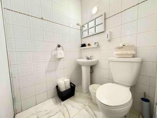 Close to Embassy Hotel, beach, restaurants and nightlife - - 4