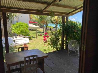 A bungalow right on the water - 7