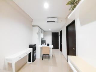 Minimalist and Cozy 1BR at Patraland Amarta Apartment By Travelio - Kejayan - 4