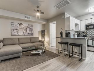 Quiet Modern Heavenly Paradise Love and Balcony Near Lake, Mall, Food, Entertainment! - Oklahoma City - 0
