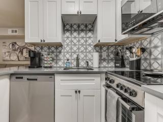 Quiet Modern Heavenly Paradise Love and Balcony Near Lake, Mall, Food, Entertainment! - Oklahoma City - 9