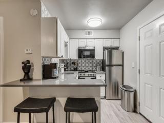 Quiet Modern Heavenly Paradise Love and Balcony Near Lake, Mall, Food, Entertainment! - Oklahoma City - 6